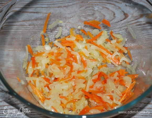 При режиме «Комби» лук и морковь не выделили влагу (готовила с закрытой крышкой) и приготовились до нужного мне состояния.