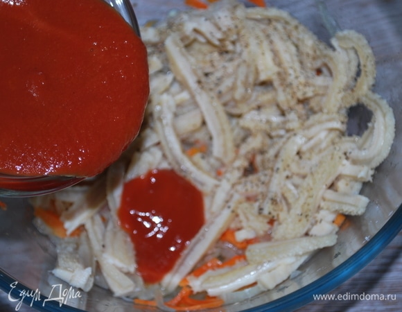 К моркови и луку добавила нарезанную полосками требуху, белое вино и протертые томаты в собственном соку. Поставила тушиться с закрытой крышкой (режим «Микроволны», 800 Вт) на 12 минут.