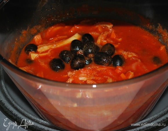 За 2 минуты до готовности отрегулировала соль, добавила маслины без косточек и доготовила блюдо с открытой крышкой. Перед подачей добавила несколько листиков свежей мяты и приправила свежемолотым черным перцем.