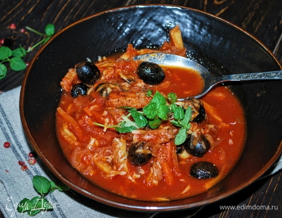 Подала к столу в глубокой тарелке, как первое блюдо, сверху посыпала тертым сыром, украсила веточкой свежей мяты. Приятного аппетита.