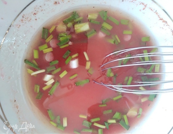 Влить масло и немного взбить массу венчиком.