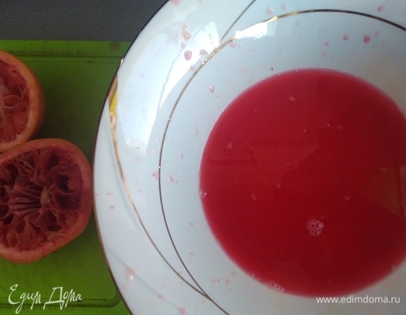 Из апельсинов выжать сок, добавить сок лимона.