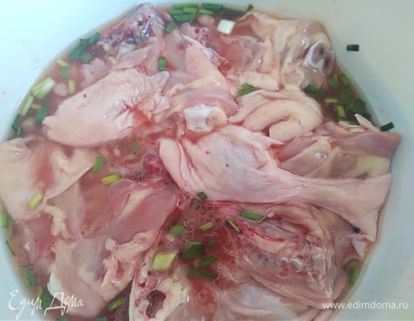 Куриные бедра залить маринадом, убрать в холодильник на 3–4 часа. Периодически переворачивать куски курицы.