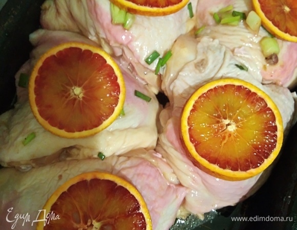 Духовку разогреть до 200°C. Форму смазать маслом, поместить на нее курицу. Сверху на каждый кусок положить по дольке апельсина. Запекать 40 минут до готовности. Через 15 и 30 минут поливать маринадом.