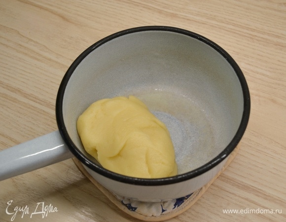 Первым делом необходимо приготовить заварное тесто. В сотейник отмерить воду, сливочное масло, соль и сахар. Довести до кипения, прокипятить 10 секунд, снять с огня и всыпать муку. Тщательно перемешать и заваривать тесто на небольшом огне до тех пор, пока оно не соберется в комок. А на дне сотейника должна образоваться светлая корочка.