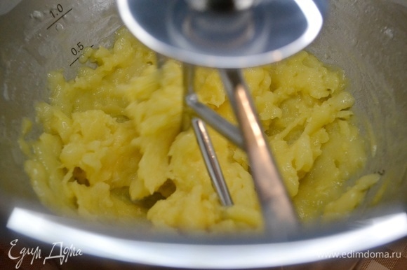 Переложить тесто в чашу миксера, слегка промесить и по одному добавить яйца. Каждое яйцо тщательно вымесить.