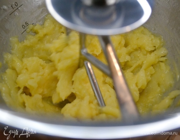 Переложить тесто в чашу миксера, слегка промесить и по одному добавить яйца. Каждое яйцо тщательно вымесить.