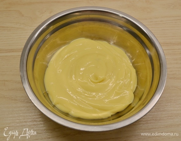 Готовим заварной крем. Желатин залить холодной водой (30 г). В желтки добавить немного молока и ваниль. Остатки молока вскипятить. Сахар смешать с крахмалом и всыпать к желткам, тщательно размешать. Влить горячее молоко, перемешать и заварить крем на небольшом огне до загустения, постоянно помешивая. Добавить желатин и белый шоколад, пробить крем блендером. Закрыть пищевой пленкой и убрать в холодильник до полного остывания.