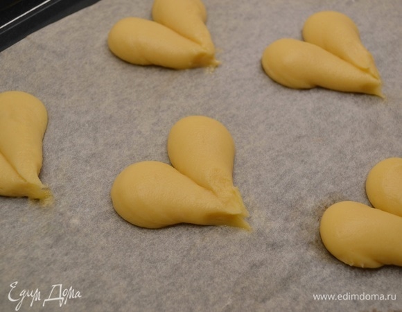 Из заварного теста отсадить сердечки.