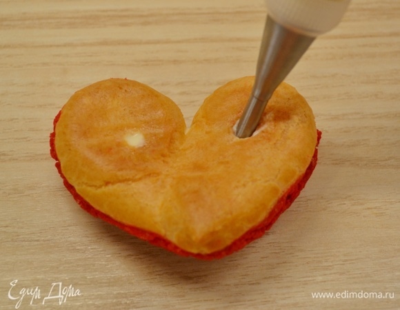 Взбить сливки для крема и вмешать их в заварной крем. Начинить шу кремом, а затем малиновым соусом.