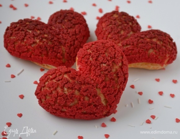 Убрать пирожные в холодильник на пару часов для стабилизации начинки. Пирожные-валентинки готовы. Приятного аппетита!
