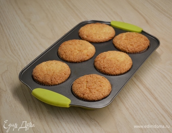 Готовим кексы. Достать все ингредиенты из холодильника, они должны быть комнатной температуры. Муку, соль и разрыхлитель смешать. Отдельно взбить мягкое сливочное масло с сахаром, добавить яйцо, взбить. Добавить сметану, взбить и частями ввести сухую смесь. Вымесить тесто лопаткой. Разложить его по формочкам, не доходя до края около 5 мм. Выпекать 25 минут при 170°C.