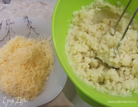 Картофель очистить и сварить в подсоленной воде до готовности. Размять его в пюре. Сыр натереть на мелкой терке. К пюре добавить муку, сыр. Все хорошо вымесить. Вбить яйцо, еще раз вымесить. Проверить на соль.