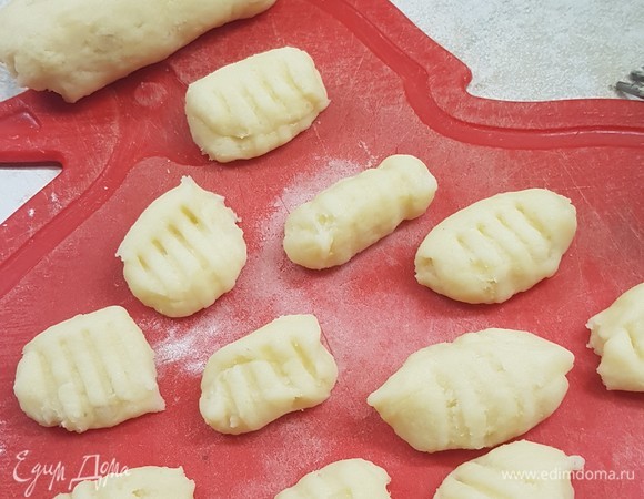 Из картофельного теста скатать колбаски, нарезать их на кусочки и прокатать вилкой для узора. У меня узор не получился.