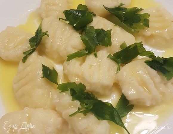 Варить ньокки в подсоленной воде 2 минуты, они должны всплыть. Подавать горячими, полив растопленным сливочным маслом.