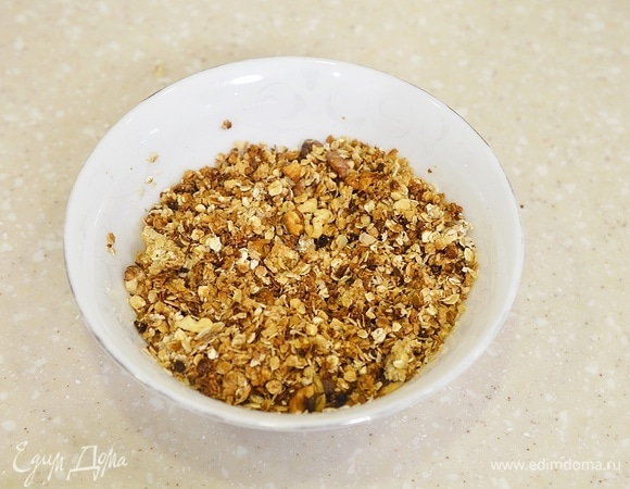 Гранола должна стать золотистого цвета.