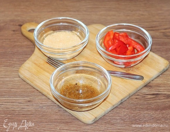 Половину сухой приправы смешайте с растопленным маслом, а затем уже немного остывшее — с яичным белком. Соль и перец присутствует в приправе. Остальную приправу смешайте с панировочными сухарями. Сладкий перец нарежьте полосками.