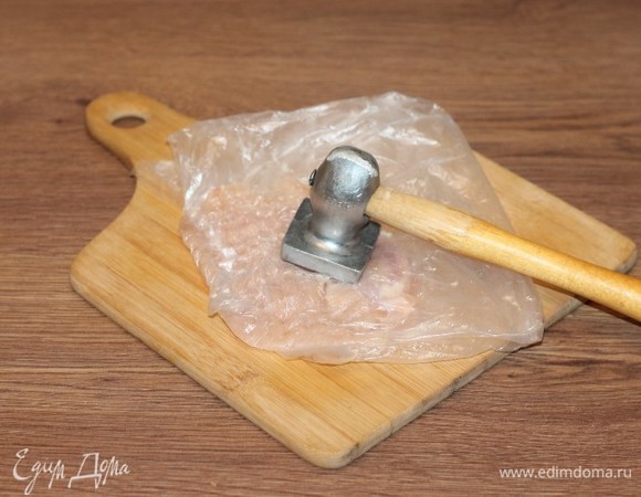 Каждую часть куриной грудки разрежьте поперек на 2 части. Отбейте куриные грудки до толщины 0,6–0,7 см. Можно еще разделить кусочки на небольшие полоски. У меня получилось 6 заготовок.
