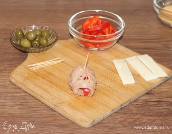 Сверните куриное филе с начинкой рулетиком...
