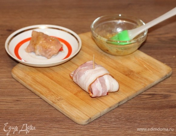 Затем заворачиваем в бекон с другой стороны.