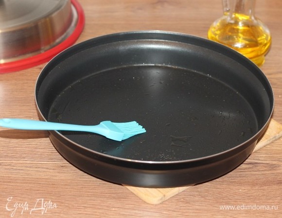 Емкость смазываем растительным маслом, накрываем крышкой и ставим в СВЧ-печь.