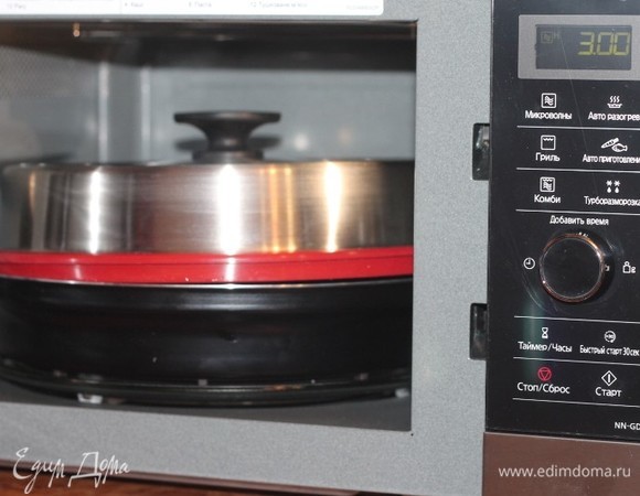 Прогреваем масло (режим «Микроволны», 1000 Вт) в течение 3 минут.