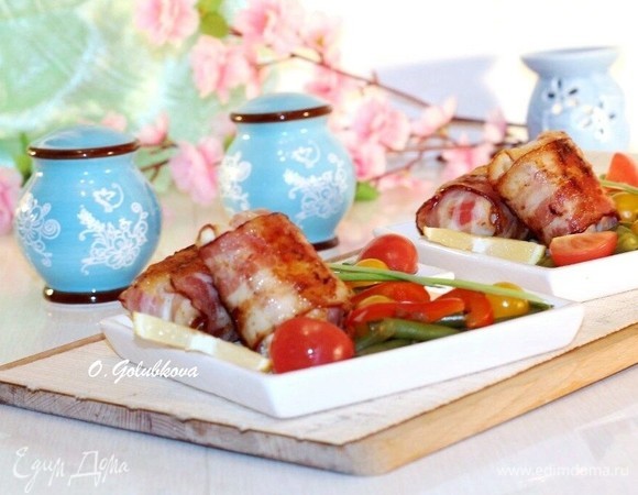 Из готовых рулетиков удаляем зубочистки и подаем к столу.