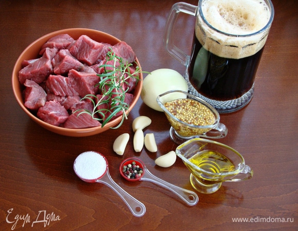 Подготовим все необходимые ингредиенты. В книге рецептов предлагается готовить это блюдо с бараниной, я заменила ее на говядину.
