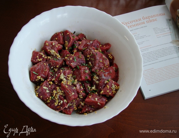 В миске смешать горчицу, пропущенный через пресс чеснок, молотый перец, соль и мелко рубленный розмарин. Всю смесь перемешать с кусочками мяса.