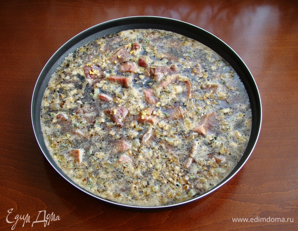 Мясо вместе с пивным маринадом перелить в емкость Steam Plus Pot, добавить обжаренный лук, накрыть крышкой и поставить в СВЧ-печь.