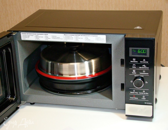 Выбрать режим «Микроволны» средней мощности (600 Вт), установить время 25 минут и включить СВЧ-печь. После сигнала о готовности установить режим «Микроволны» на минимальную мощность (300 Вт) и продолжить тушение в течение 40 минут. После завершения тушения оставить мясо под крышкой в СВЧ-печи еще на 5 минут для устойки.