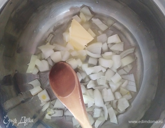 В кастрюльке разогреть оба вида масла. Всыпать нарезанный лук, готовить минуту, помешивая. Всыпать мелко нарезанный чеснок, готовить вместе еще минуту.