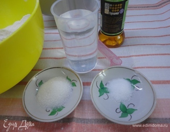 Оба вида муки я смешала и просеяла. Отмерила все остальные ингредиенты и поместила в форму для выпечки, установила ее в печь, засыпала дрожжи в диспенсер и установила режим 02 (булка среднего размера, темная корочка). Печется этот хлеб немного дольше предыдущего — 4 часа 55 минут.