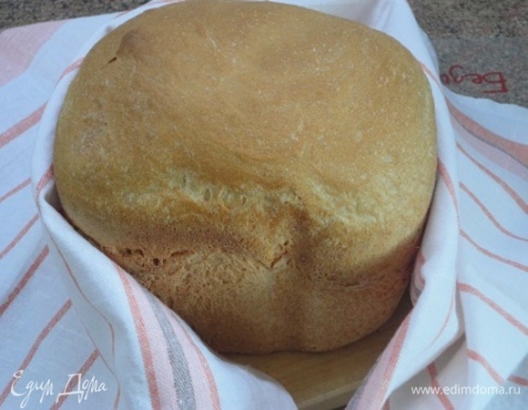 Теперь мы этот красавец-хлебушек завернем в полотенце и дадим отдохнуть. Второй раз я выпекаю булку среднего размера. Вес на выходе — 770–780 г.