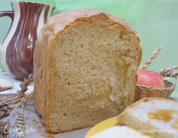 Вот какой он в разрезе. Корочка смялась, когда отрезали кусочек, потому что хлеб ну очень мягкий!