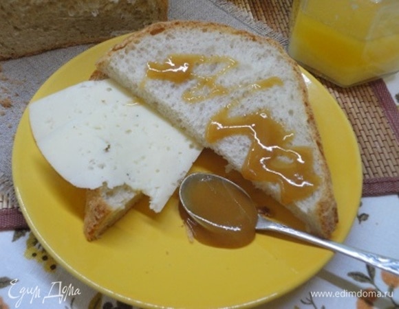 Наполняем большой бокал чаем и подаем этот прекрасный хлеб с любимой намазкой. Завтрак удался!