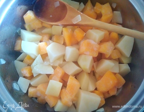 Картошку и тыкву почистить и нарезать одинаковыми кубиками. Добавить к луку в кастрюлю, перемешать. Как говорит Юлия Высоцкая, дать им подружиться :)