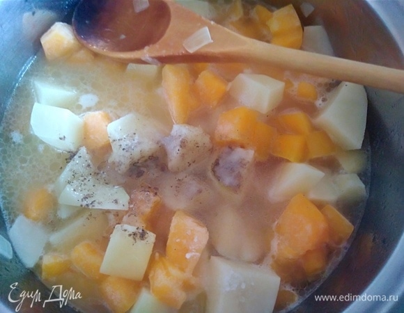 Влить воду, чтобы она почти покрыла овощи. Посолить и поперчить по вкусу. Варить на среднем огне 20 минут.