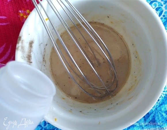 Приготовить заправку: смешать венчиком острую горчицу, цедру и сок лимона, соль, перец по вкусу. Продолжая взбивать, влить масло.