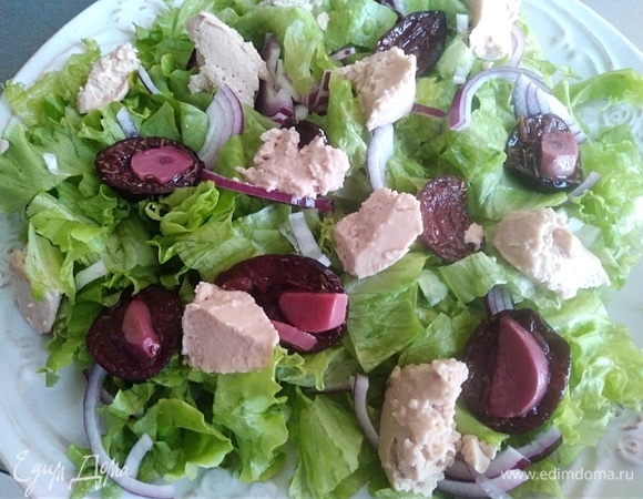 Сверху разложить печень трески из баночки. Красный лук нарезать полукольцами и добавить сверху.