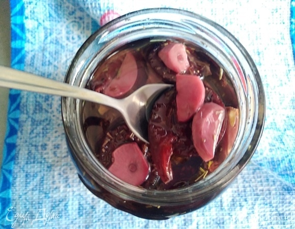 Вяленые сливы (у меня собственного производства) выложить сверху на салат — 10–12 половинок слив.