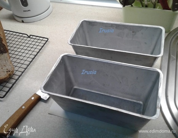 Из описанной нормы получается теста на 2 хлеба в таких формах. Пока тесто отдыхает, подготовить формы. Ничем не смазывая, выстилаем формы белой пергаментной бумагой с заворотом, аккуратно сделав внутри складки по узкому бортику (особо не изощряться), главное — не порвать бумагу.