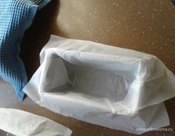 Тесто мокрыми руками поделить пополам, сформировать колобки, уложить в форму. Распределить по форме и пригладить верх теста. Накрыть полотенцем и поставить формы в теплое (но не жаркое) место для подъема. Летом у меня уходит на это 2 часа, зимой — до 4-х. Тесто должно увеличиться в 2 раза.