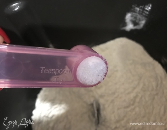 Поместить муку в форму для выпечки хлеба при помощи мерной ложки, добавить соль и сахар.