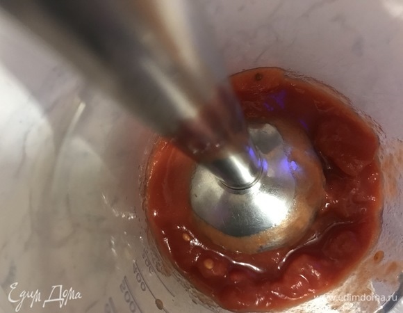 Пока готовится тесто, сделаем томатный соус. Томаты пюрировать при помощи блендера.