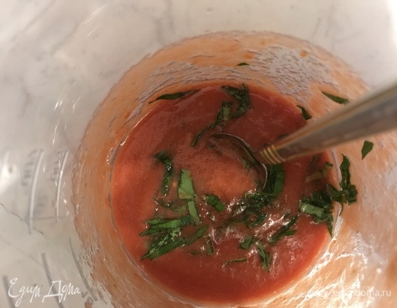 Добавить рубленый базилик, соль и перец, влить оливковое масло. Перемешать.