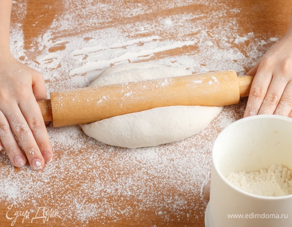 Готовое тесто достать из формы, подбить в шар, накрыть полотенцем и дать тесту немного отдохнуть. Разделить на 2 части.