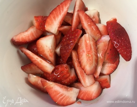 Клубнику вымыть, обсушить и нарезать. Добавить мед и перемешать.