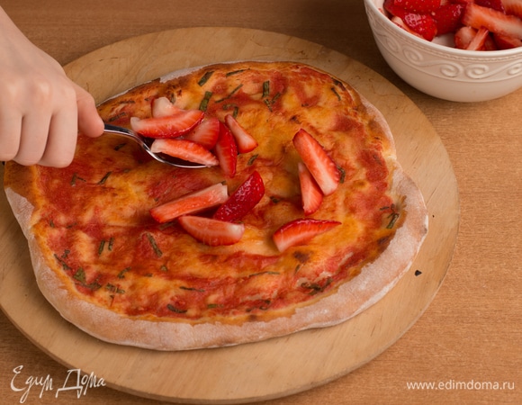 Выложить клубнику на корж и равномерно распределить.