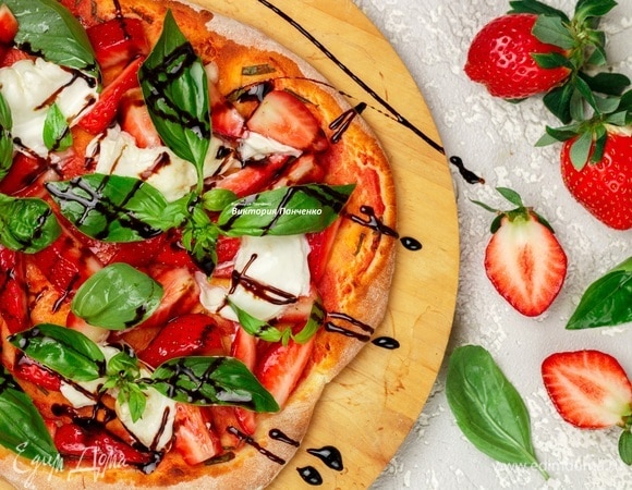 Буррату или моцареллу порвать на куски, выложить на клубнику, сверху разложить базилик. Сразу подавать. Есть с удовольствием!